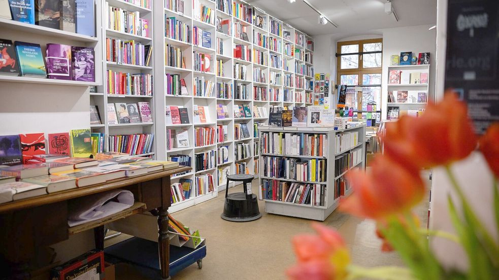Auch die Buchhandlung „Zur schwankenden Weltkugel“ in Berlin wurde von der Preisliste gestrichen (Archivbild). Foto: Bernd von Jutrczenka/dpa