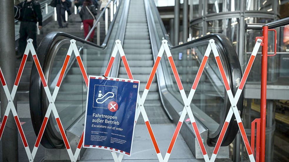 Seit Wochen kaputt: Rolltreppen im Hauptbbahnhof. Foto: Britta Pedersen/dpa