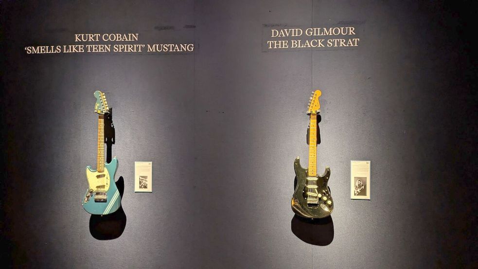 Die „Black Strat“ von David Gilmour (r) erzielte einen Rekordpreis von umgerechnet rund 12,4 Millionen Euro. Eine Gitarre von Kurt Cobain kam für rund 6 Millionen Euro unter den Hammer. Foto: Philip Dethlefs