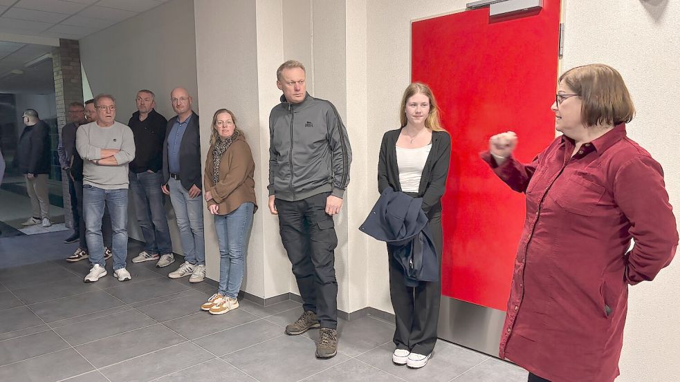 Übergang vom alten zum neuen Gebäude: Schulleiterin Silvia Fleßner (rechts im Bild) zeigte den Ausschussmitgliedern den Neubau. Foto: Christin Wetzel