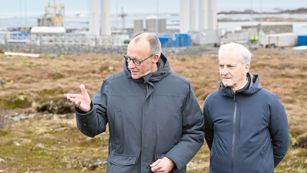 Der Kanzler, der norwegische Ministerpräsident und im Hintergrund Deutschlands Tor zum Weltraum. Von hier werden die deutschen „Spectrum“-Raketen gestartet. Foto: Soeren Stache