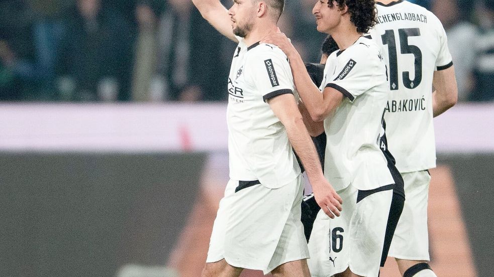 Kunstschütze Stöger jubelt über sein Traumtor zum 1:0. Foto: Marius Becker