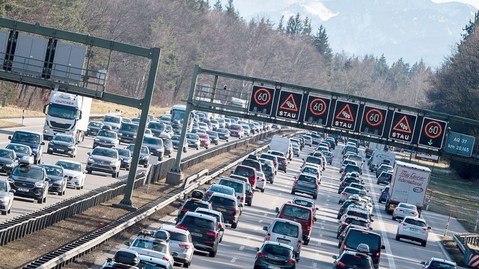 Das Verkehrsaufkommen in Deutschland ist in Zeiten hoher Spritpreise nicht gesunken. (Archivbild) Foto: Matthias Balk