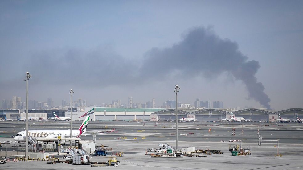 Trotz laufender Angriffe starten und landen einige Flugzeuge in Dubai. Foto: Altaf Qadri/AP/dpa