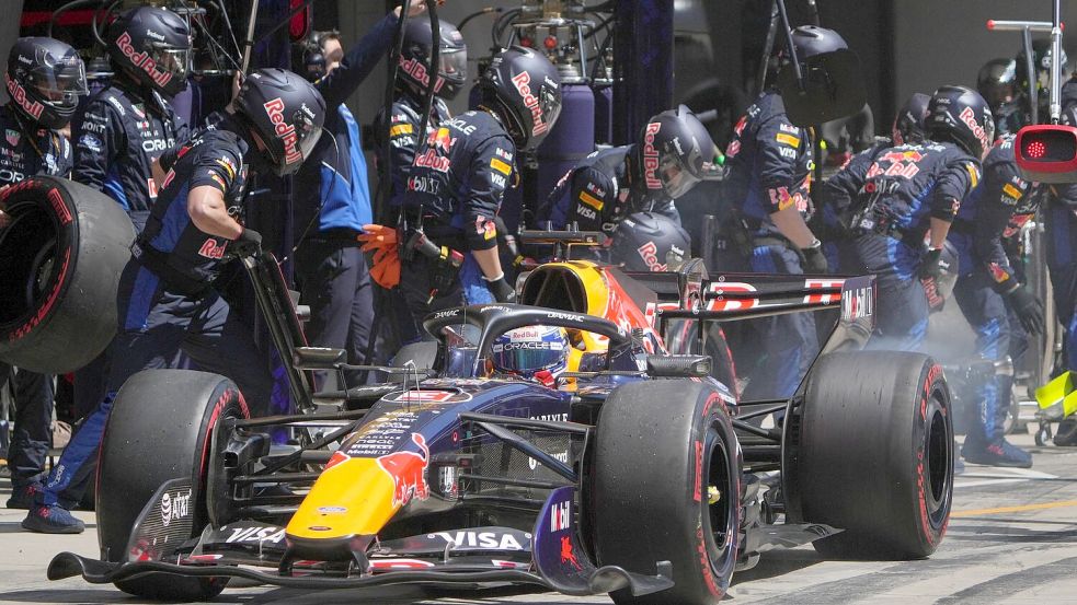 Max Verstappen ist mit seinem Red Bull überhaupt nicht zufrieden. Foto: Andy Wong/Pool AP/AP/dpa