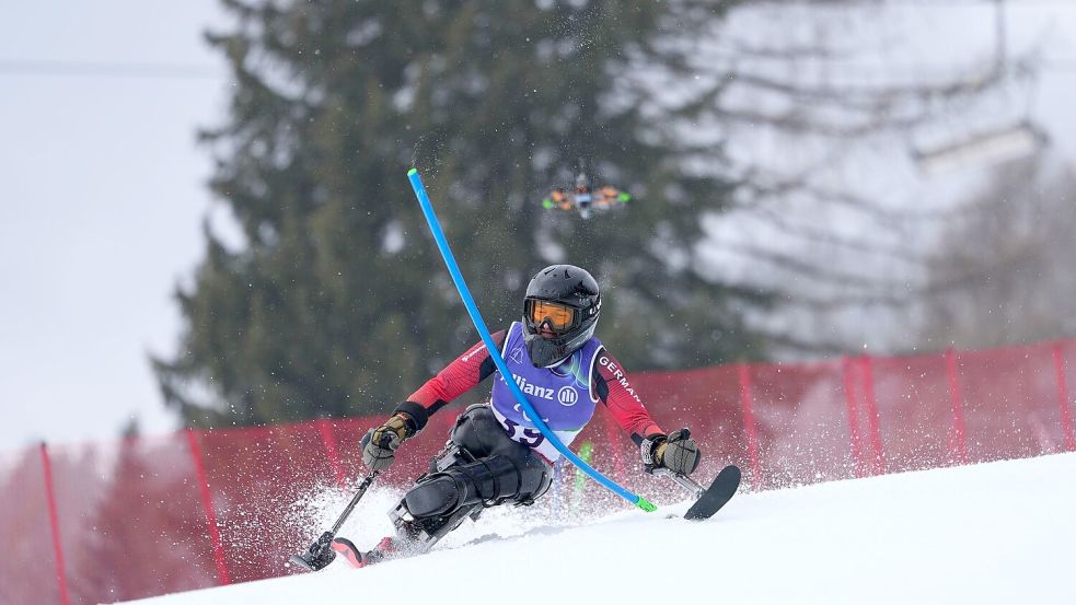Dynamisch im Stangenwald: Anna-Lena Forster. Foto: Evgeniy Maloletka/AP/dpa