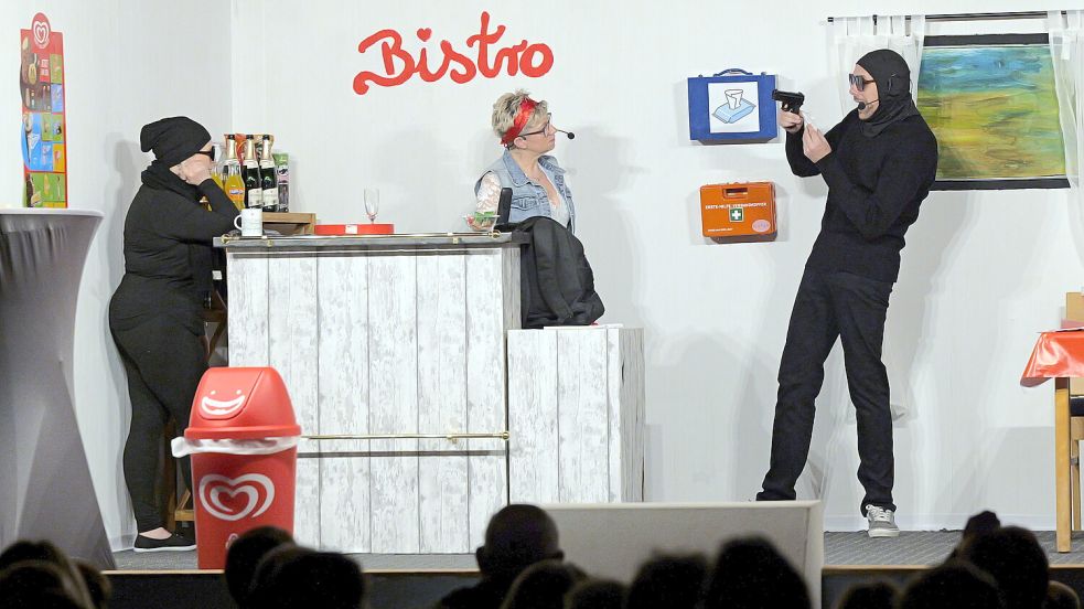 Trotz Spickzettel läuft für das Gaunerpärchen Rudolf (Hinderk Voß) und Kathi (Wera Fecht) beim Überfall auf Bistro-Kellnerin Gertrud (Michaela Fleßner, Bildmitte) längst nicht alles nach Plan. Foto: Werner Jürgens
