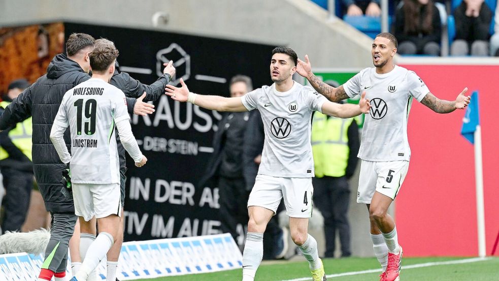 Konstantinos Koulierakis (M) freut sich über die Wolfsburger Führung. Foto: Uwe Anspach