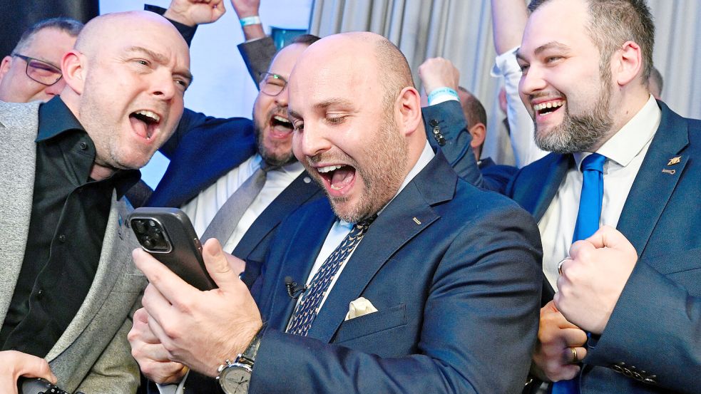 Wollte bei der Wahl in Baden-Württemberg „25 Prozent plus X“ holen: Der AfD-Spitzenkandidat Markus Frohnmaier (mitte). Am Ende war seine Partei weit davon entfernt. Foto: dpa/Uwe Anspach