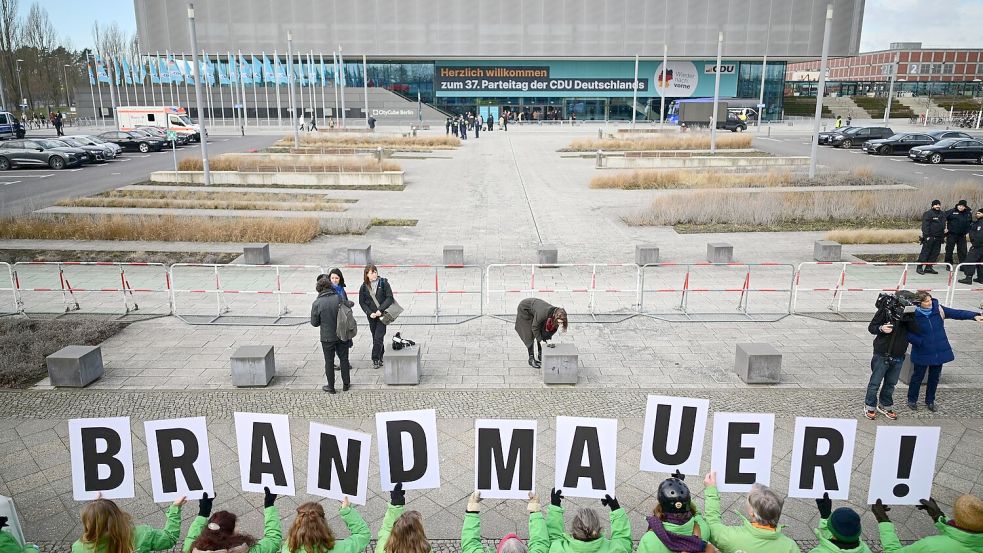 Die Brandmauer-Debatte beschäftigt die Unionsparteien seit Monaten immer wieder: Hier demonstrierten Greenpeace-Mitglieder vor Beginn des 37. Bundesparteitags der CDU in Berlin. (Archivbild) Foto: Sebastian Christoph Gollnow/dpa