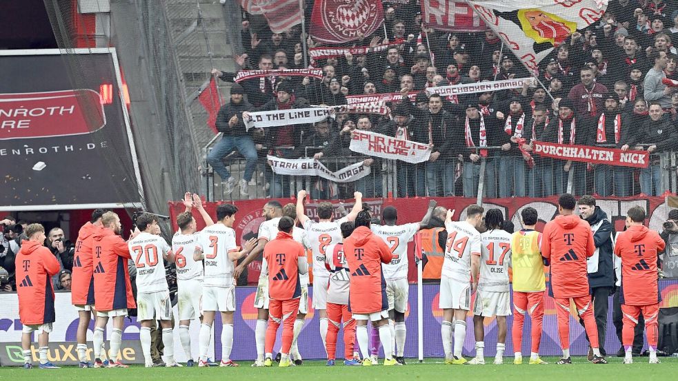 Die Spieler von Bayern München bejubelten das Remis in Leverkusen wie einen Sieg. Foto: Federico Gambarini