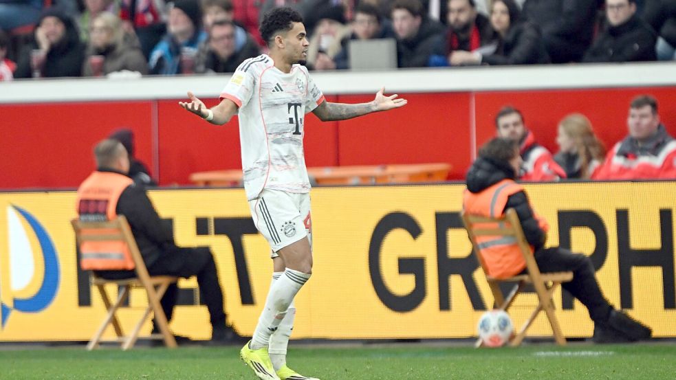 Nicht nur Luis Diaz haderte mit seiner Gelb-Roten Karte. Foto: Federico Gambarini