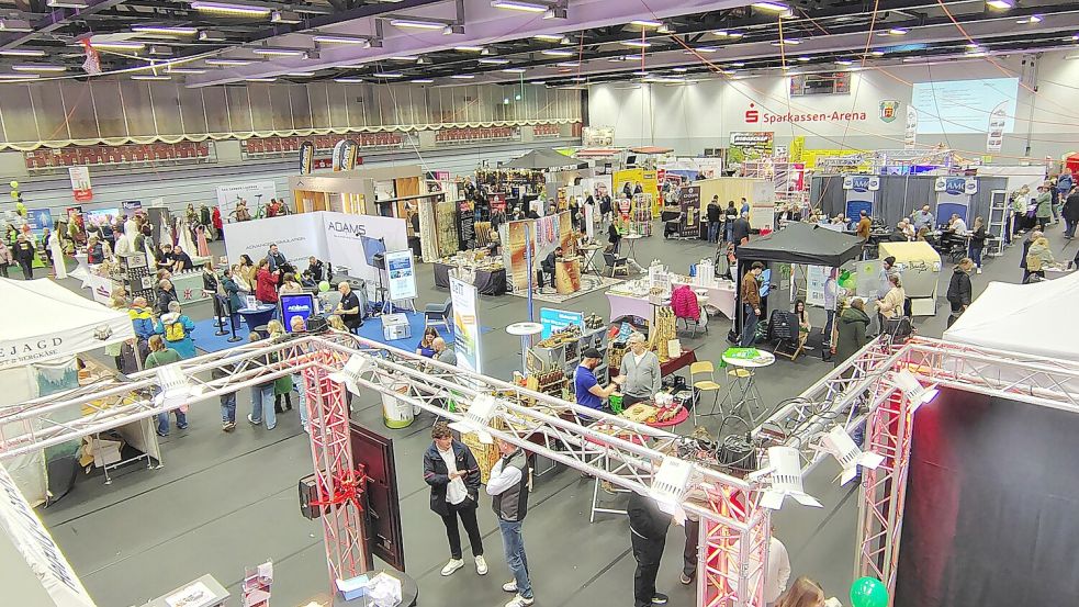 In der Sparkassen-Arena reiht sich Stand an Stand. Viele Anbieter wollen gemäß dem Messe-Motto „Impulse“ geben. Dabei stehen Anbieter aus dem Baubereich neben Fahrschulen, einer Goldschmiedin oder auch den Maltesern und dem ADAC. Foto: Karin Böhmer