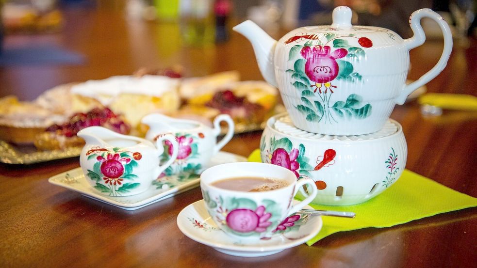 Altes Geschirr ist nur eines von vielen Gegenständen, die Menschen gar nicht nutzen – aber als Erinnerungsstück behalten. (Symbolbild) Foto: Sina Schuldt