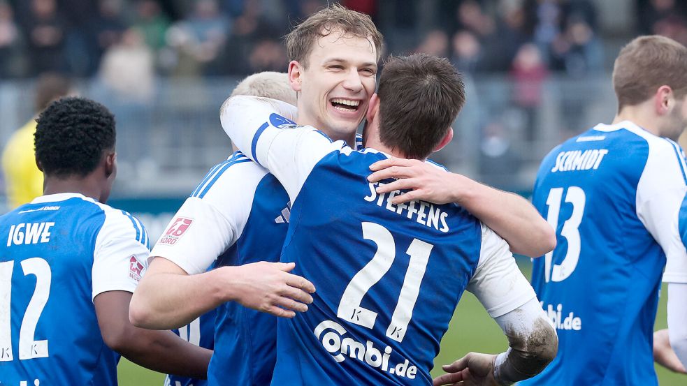 David Schiller (links) war der gefeierte Mann am Samstag: Der Joker erzielte zwei Treffer, bereitete ein Tor mit vor und „holte“ noch eine Gelb-Rote Karte für den Gegner heraus. Foto: Jens Doden/ Emden