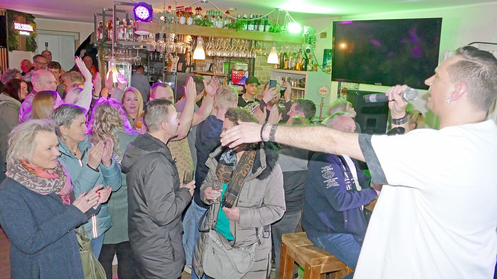 Im „Tresor“ am Marktplatz sorgte Schlagersänger Maik Fröhlich für Partystimmung. Foto: Werner Jürgens