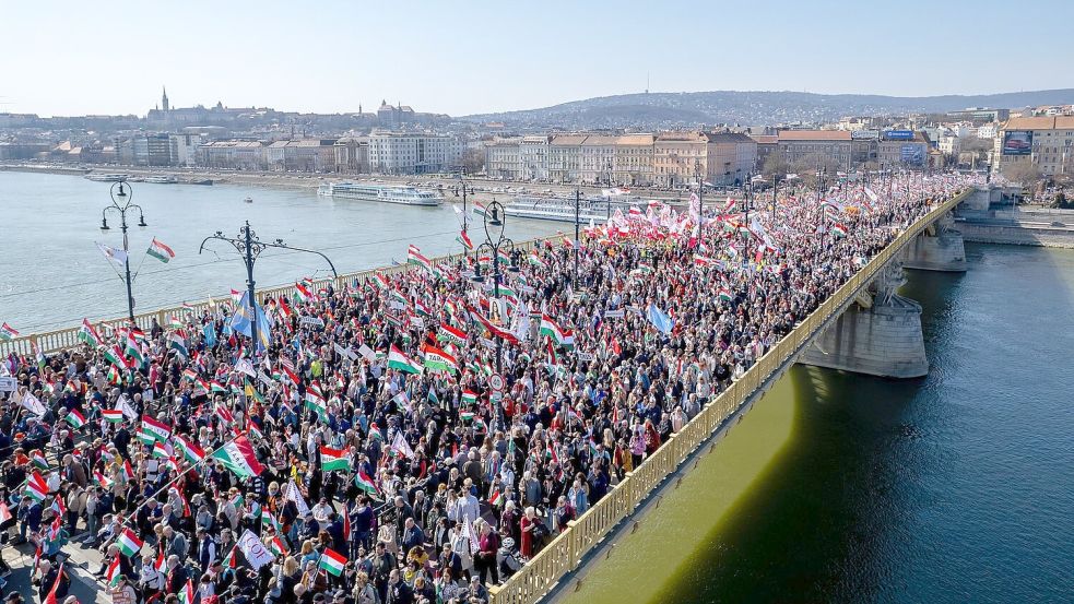 Eine große Menschenmenge zog zur Kundgebung des amtierenden Ministerpräsidenten Viktor Orban. Foto: Zsolt Czegledi/MTI/AP/dpa