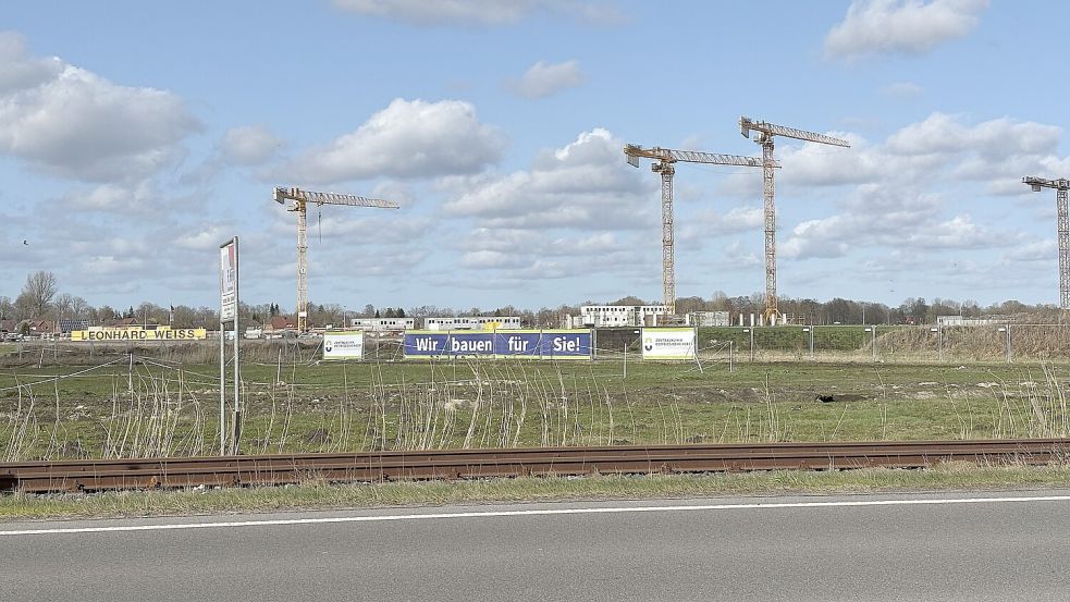 Etwa auf dieser Höhe wird die Brücke über die Bundesstraße 72/210 zum Kreisverkehr an der Zentralklinik führen. Foto: Karin Böhmer