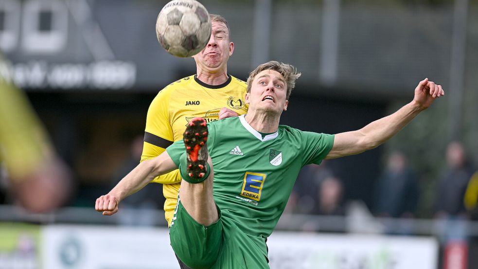 Der Middelser Marco Voigt (hinten) in einem intensiven Duell mit dem Wallinghausener Hauke Monnerjahn.Fotos: Stephan Friedrichs