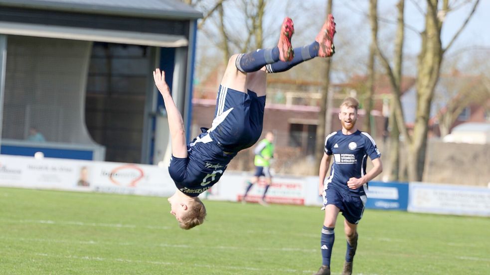 Jannes Popp erzielte drei Tore für den TSV Riepe und feierte mit einem Salto. Foto: Wilfried Gronewold
