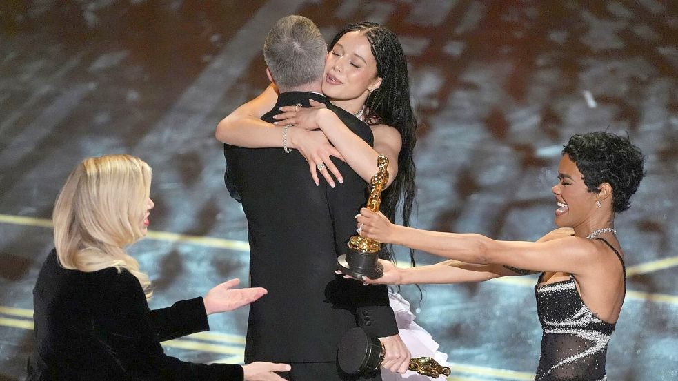 Das Filmteam von „One Battle After Another“ auf der Bühne. Foto: Chris Pizzello/Invision/AP/dpa