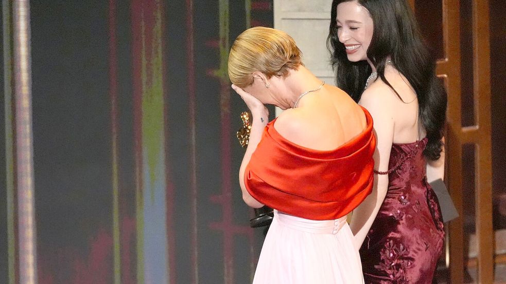 Jessie Buckley mit der Gewinnerin des Vorjahres, Mikey Madison. Foto: Chris Pizzello/Invision/AP/dpa