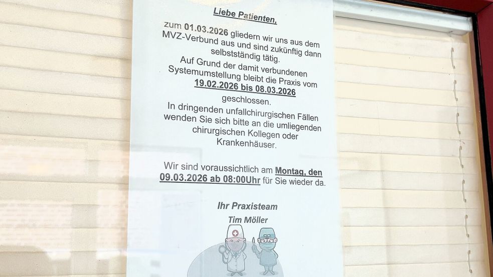 Dieses Schild hing bis zur Neueröffnung am Montag, 9. März 2026, an der Praxistür. Foto: Nicole Böning