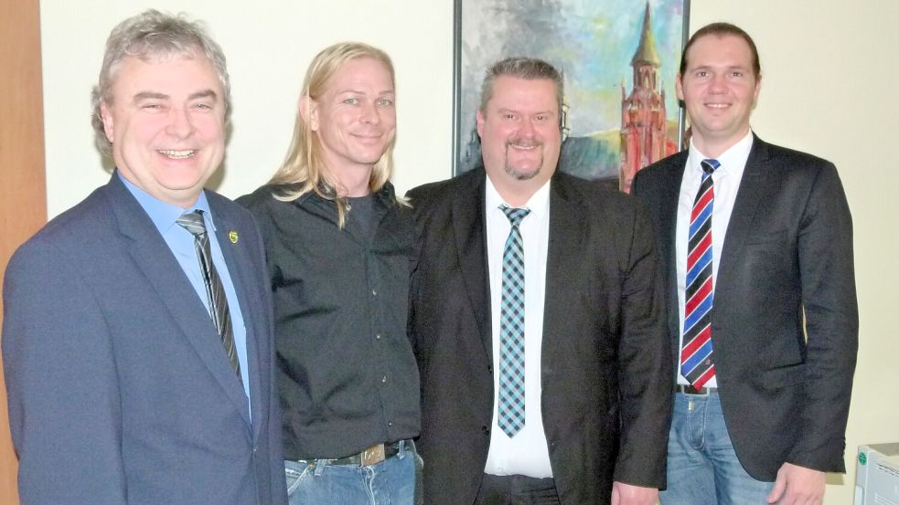 Die Präsentation von Tim Möller (Zweiter von links) in Wiesmoor im Jahr 2016 vor dem Einstieg: Bürgermeister Friedrich Völler (links), Jochen Beekhuis vom Aufsichtsrat der UEK (von rechts) und MVZ-Geschäftsführer Thomas Hippen. Foto: Grit Mühring/Archiv