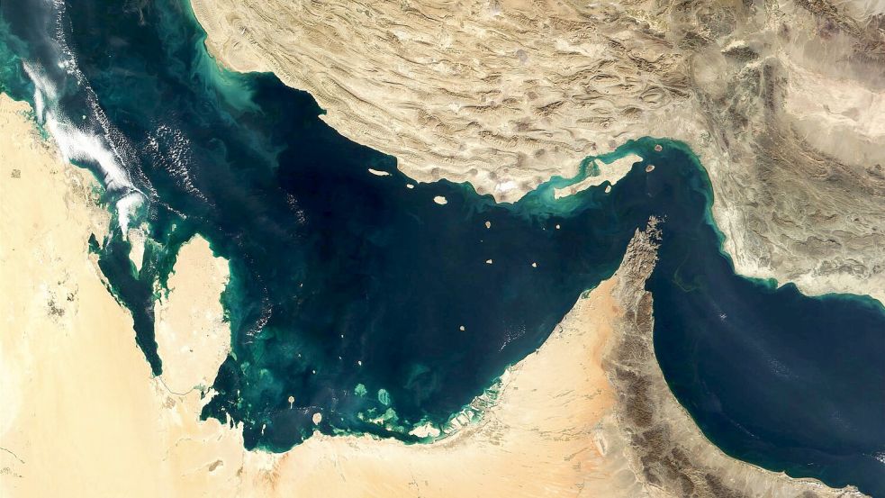 Die Straße von Hormus ist eine ebenso enge wie wichtige Handelsroute. (Archivbild) Foto: -/The Visible Earth/NASA/dpa