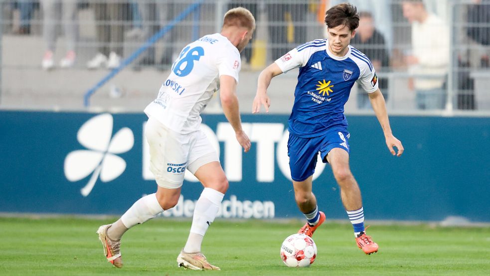 Die letzten beiden Duelle mit Blau-Weiß Lohne (links Malte Wengerowski) gewann Kickers Emden (rechts Mika Eickhoff) jeweils mit 2:0. Archivfoto: Jens Doden/Emden