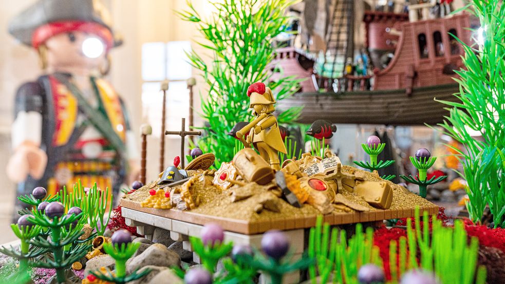 Was nach Kinderspiel aussieht, ist millimetergenaue Handarbeit: Ausstellungsmacher Oliver Schaffer führt die Gewinner in einer exklusiven Tour durch die Ausstellung. Foto: privat