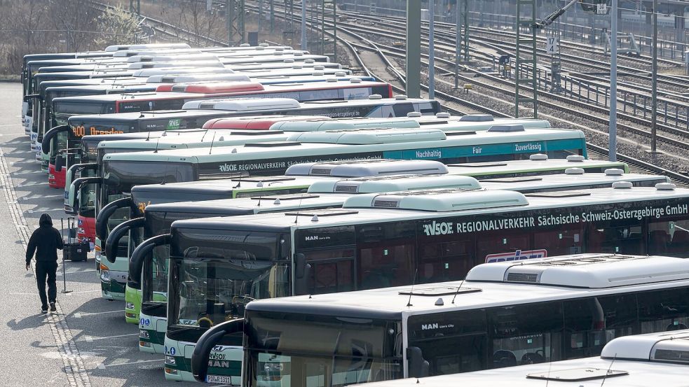Erneut bleiben Busse und Bahnen wegen eines Warnstreiks in vielen Bundesländern in den Depots. (Archivbild) Foto: Robert Michael