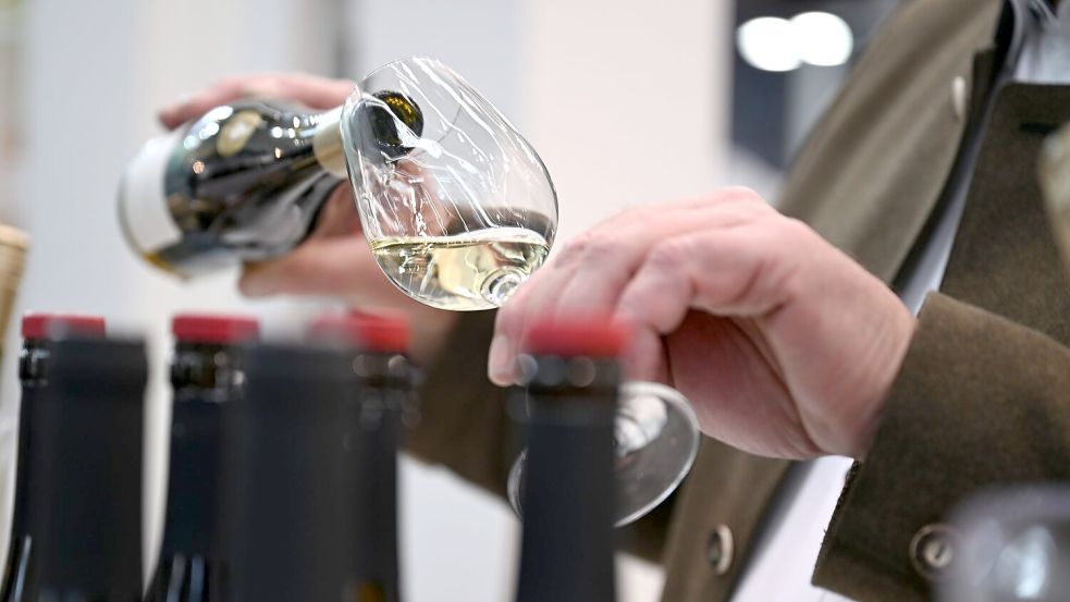 Ein Mitarbeiter des badischen Weinguts Bimmerle gießt am Prowein-Messe-Stand seiner Firma Riesling in ein Glas. Foto: Wolf von Dewitz/dpa