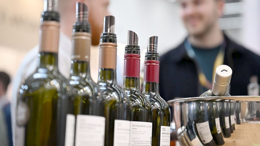 Bei der Prowein war an den Messeständen reger Andrang. Foto: Wolf von Dewitz/dpa
