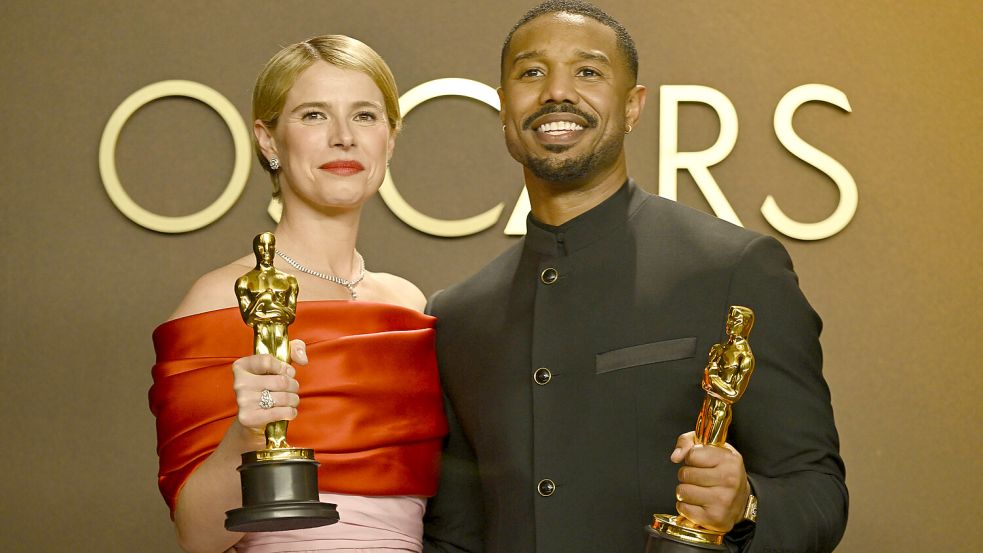 Die beiden besten Hauptdarsteller mit ihren Oscars: Jessie Buckley und Michael B. Jordan. Foto: IMAGO/Newscom/AdMedia
