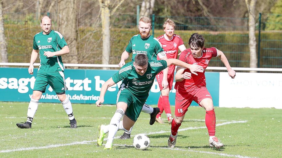 Westerende (rote Trikots) ließ Borkum keine Chance. Foto: Wilfried Gronewold