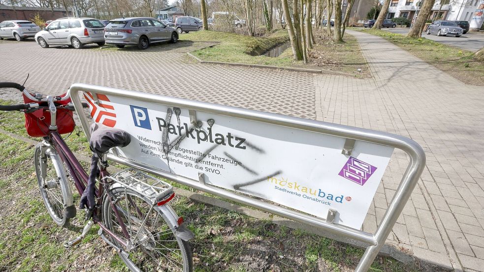Auf dem Parkplatz des Moskaubades ist nachts viel frei. Foto: Jörn Martens
