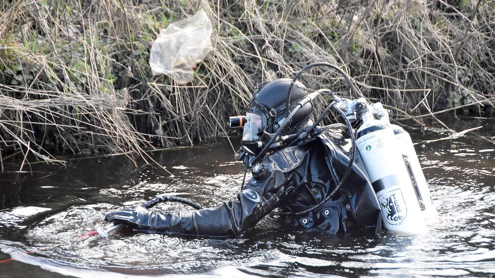 Taucher suchten den Ringkanal in Moordorf nach Beweismitteln ab. Foto: Thomas Dirks