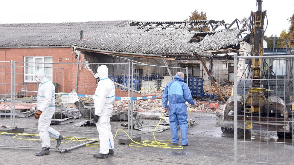 Unter anderem mit einem Bagger waren die Ermittler vor Ort im Einsatz. Foto: Thomas Dirks