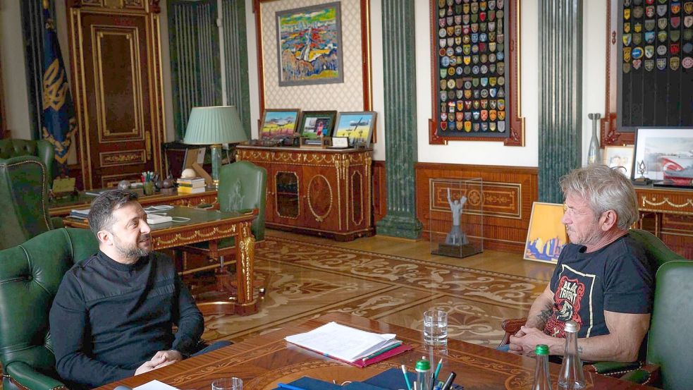 Der ukrainische Präsident Wolodymyr Selenskyj (l) sitzt in Kiew zusammen mit dem US-amerikanischen Schauspieler und Regisseur Sean Penn. Foto: -/Pressebüro des ukrainischen P