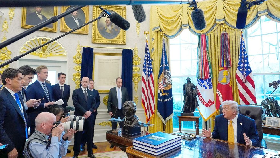 Vor Journalisten deutete Trump eine mögliche „Übernahme“ Kubas an. Foto: Julia Demaree Nikhinson/AP/dpa