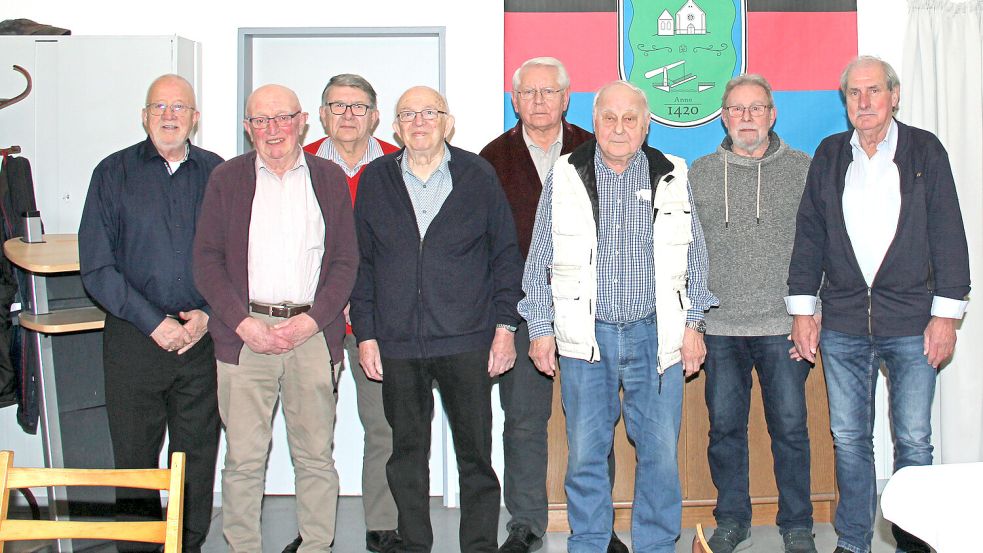 Der Vorstand mit Hermann Gohla (von links, 2. Schriftführer), Heiko Bohlen (Chorleiter), Onno Ringering (Pressewart), Günter Meyer (2. Kassenwart), Otto Sinnen (2. Vorsitzender), Hinni Mansholt (Schriftführer), Jann Fleßner (Kassenwart) und Herold Folkers (1. Vorsitzender). Foto: privat
