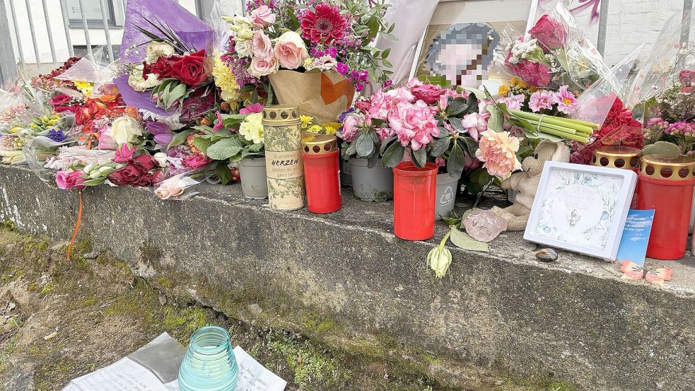 Neben dem Rewe-Markt im Sauersgang in Eckernförde haben Freunde und Bekannte des getöteten Jugendlichen Blumen, Briefe und Kerzen hingelegt. In Bremen wurde am Montag, 16. März, nun ein Tatverdächtiger festgenommen. Dieser sitzt bereits in U-Haft. Foto: Stefan Gerken