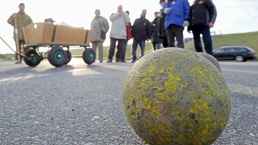 Bescheidener Volkssport: Der Center Court des Boßelns ist der Schleichweg. Foto: dpapicture alliance / dpa/ Ingo Wagner