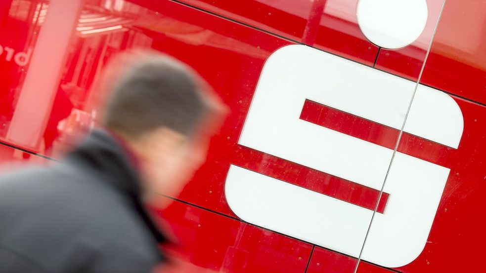 Die Sparkassen führen inzwischen fast acht Millionen Depots für ihre Kundinnen und Kunden. Die öffentlich-rechtlichen Institute sehen aber noch erhebliches Potenzial. (Symbolbild) Foto: Julian Stratenschulte/dpa
