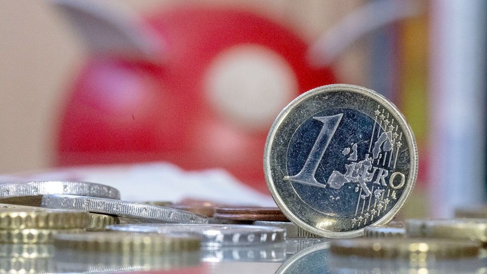 Viele Menschen in Deutschland sparen wie die Weltmeister. Viel Geld liegt auf Tagesgeldkonten, wo es in der Regel wenig Zinsen gibt. (Symbolbild) Foto: Hendrik Schmidt