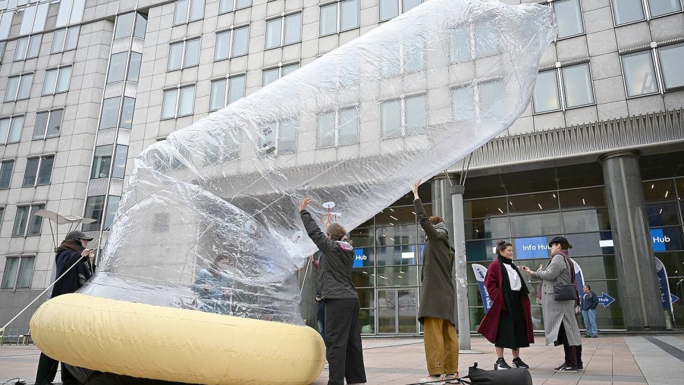 Das Kondom ist mit Luft gefüllt. Foto: Markus Lenhardt