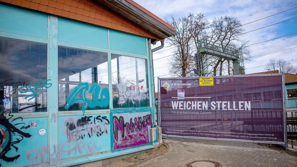 Eine Bahnbaustelle in Karstädt in Brandenburg. Nach Berechnung des Ifo-Instituts floss 2025 ein großer Teil der für Investitionen in die Infrastruktur vorgesehenen Milliardenschulden des Bundes in das Stopfen von Haushaltslöchern. (Archivbild) Foto: Jens Büttner