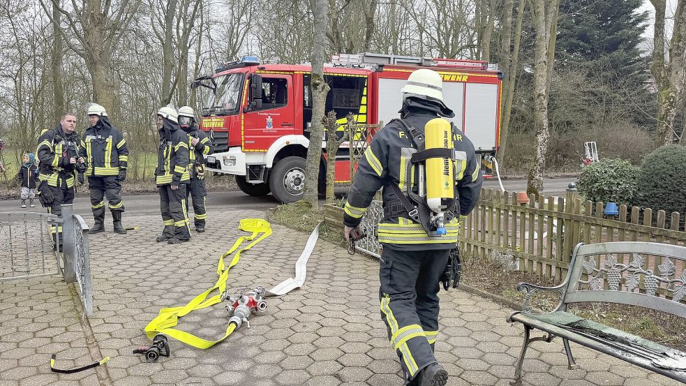 Ein akkubetriebener Laubbläser ist in Brand geraten. Foto: Feuerwehr Norden/Thomas Weege