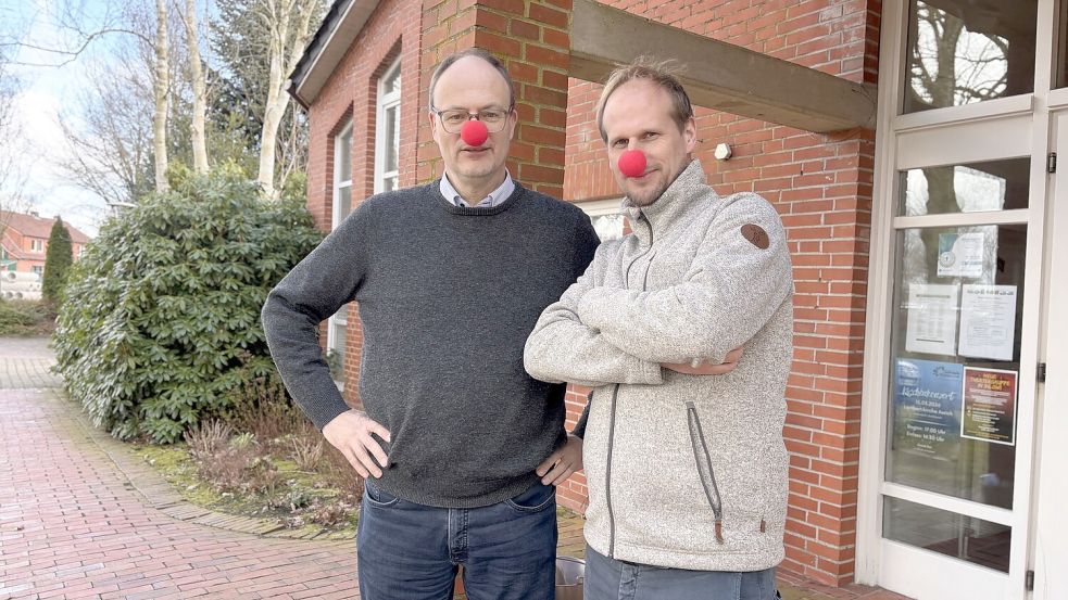 Suchen Mitstreiter mit Humor: Pastor Dieter Garlich (links) und der 1. Vorsitzende von Eintracht Ihlow, Bernd Emkes, wollen eine neue Theatergruppe in Ihlow aufbauen. Foto: Christin Wetzel